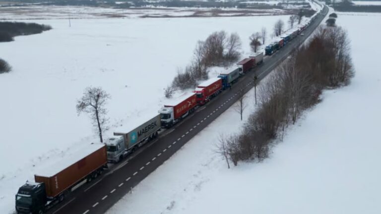 вантажівки на кордоні