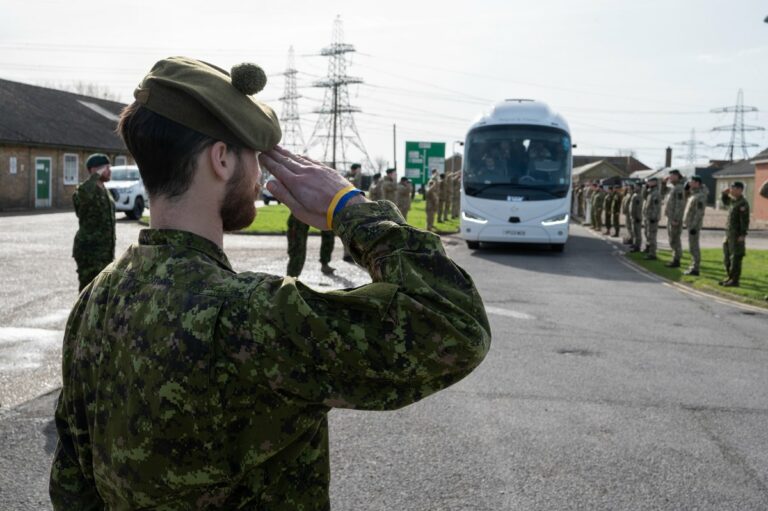 армійців проводять з канади