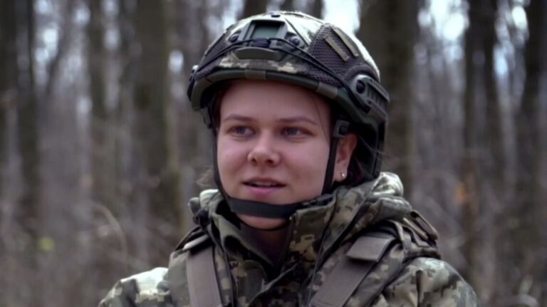 долучилась дівчина